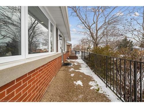 4 Fernwood Crescent, Hamilton, ON - Indoor Photo Showing Kitchen With Upgraded Kitchen