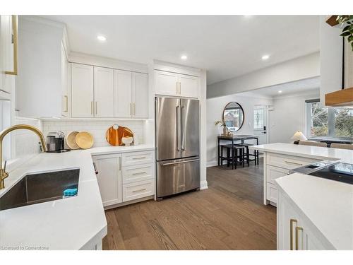 4 Fernwood Crescent, Hamilton, ON - Indoor Photo Showing Kitchen With Upgraded Kitchen