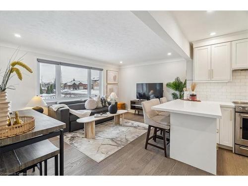 4 Fernwood Crescent, Hamilton, ON - Indoor Photo Showing Bedroom