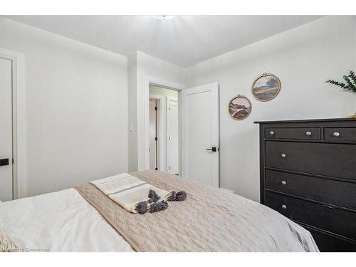 4 Fernwood Crescent, Hamilton, ON - Indoor Photo Showing Bedroom