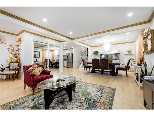 940 Stone Church Road E, Hamilton, ON - Indoor Photo Showing Living Room