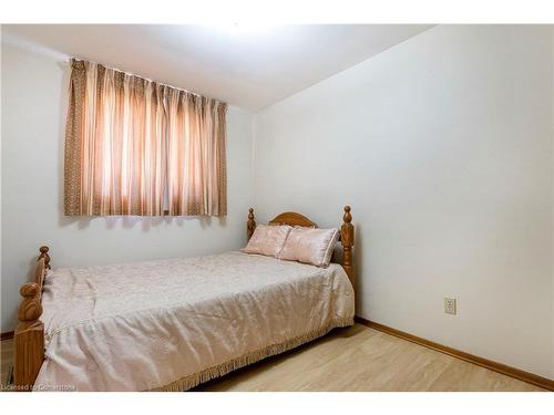 940 Stone Church Road E, Hamilton, ON - Indoor Photo Showing Bedroom