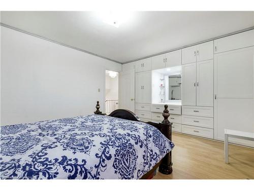 940 Stone Church Road E, Hamilton, ON - Indoor Photo Showing Bedroom