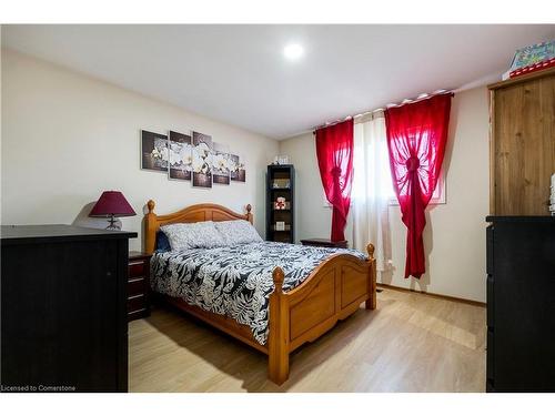 940 Stone Church Road E, Hamilton, ON - Indoor Photo Showing Bedroom