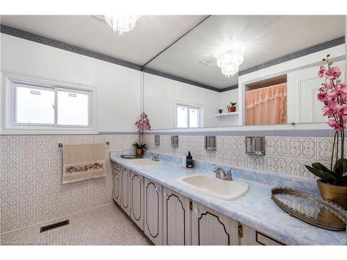 940 Stone Church Road E, Hamilton, ON - Indoor Photo Showing Bathroom