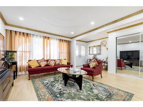 940 Stone Church Road E, Hamilton, ON - Indoor Photo Showing Living Room