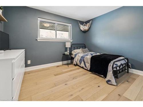 1142 Stanley Drive, Burlington, ON - Indoor Photo Showing Bedroom