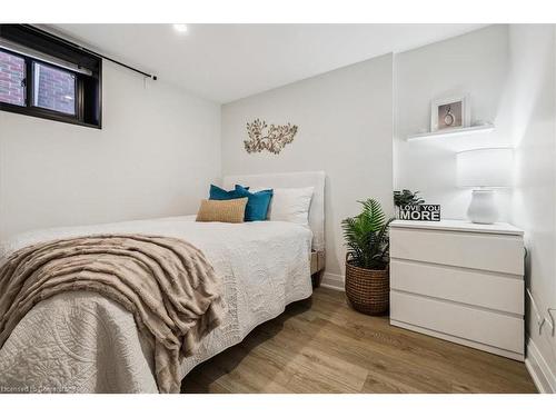 1142 Stanley Drive, Burlington, ON - Indoor Photo Showing Bedroom