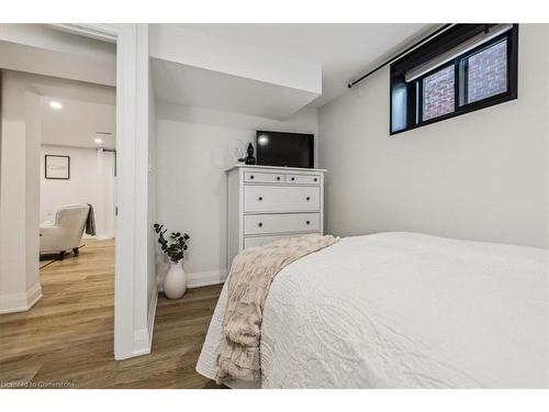 1142 Stanley Drive, Burlington, ON - Indoor Photo Showing Bedroom