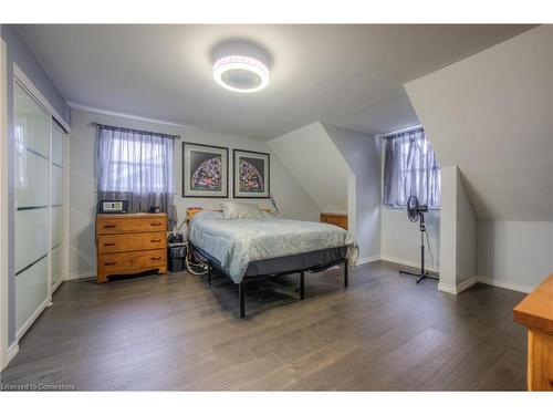 55 Wellington Street S, Dundas, ON - Indoor Photo Showing Bedroom