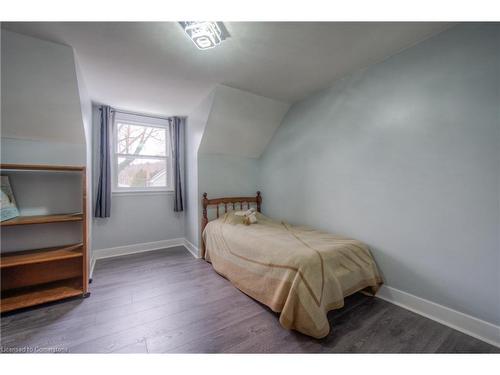 55 Wellington Street S, Dundas, ON - Indoor Photo Showing Bedroom