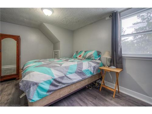 55 Wellington Street S, Dundas, ON - Indoor Photo Showing Bedroom