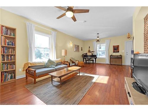 477 Cannon Street E, Hamilton, ON - Indoor Photo Showing Living Room