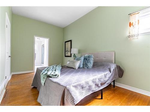 42 Dundurn Street N, Hamilton, ON - Indoor Photo Showing Bedroom