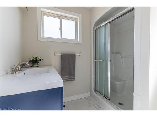 42 Dundurn Street N, Hamilton, ON - Indoor Photo Showing Bathroom