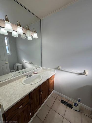 79 Broughton Avenue, Hamilton, ON - Indoor Photo Showing Bathroom