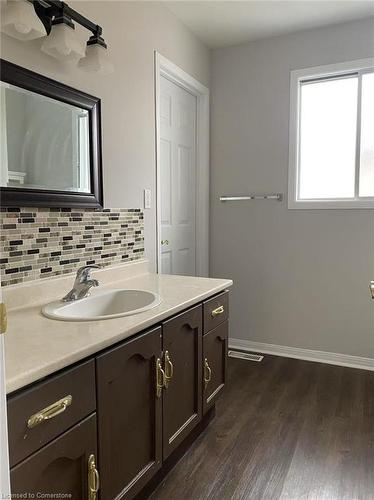 79 Broughton Avenue, Hamilton, ON - Indoor Photo Showing Bathroom