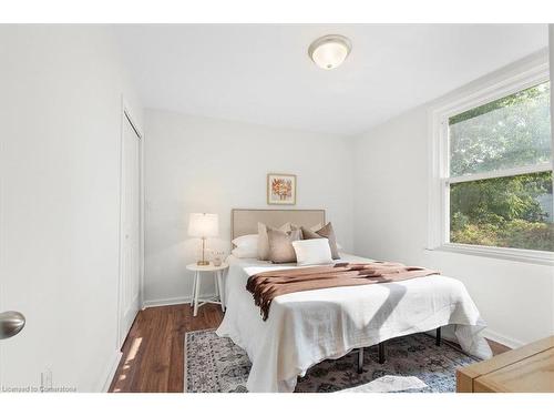 1146 Leaside Road, Hamilton, ON - Indoor Photo Showing Bedroom