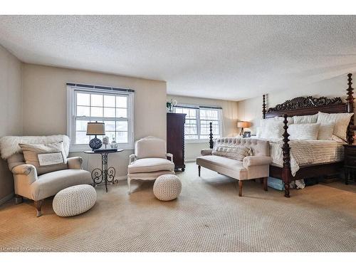 2215 Vista Drive, Burlington, ON - Indoor Photo Showing Living Room