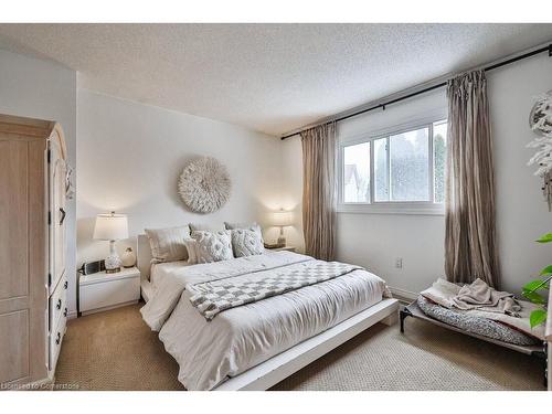 2215 Vista Drive, Burlington, ON - Indoor Photo Showing Bedroom