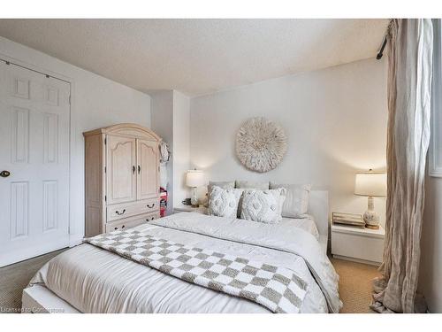 2215 Vista Drive, Burlington, ON - Indoor Photo Showing Bedroom