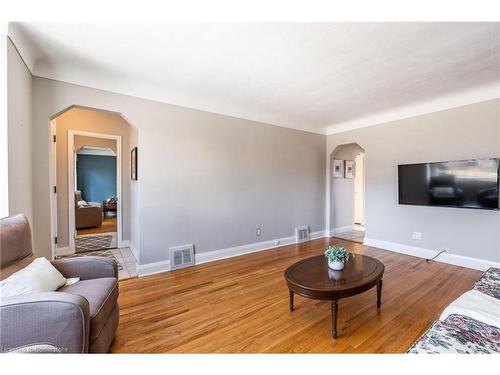 56 West 1St Street, Hamilton, ON - Indoor Photo Showing Living Room