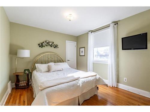 56 West 1St Street, Hamilton, ON - Indoor Photo Showing Bedroom