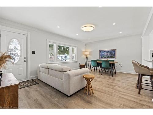 1025 Plains View Avenue, Burlington, ON - Indoor Photo Showing Living Room