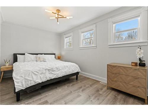 1025 Plains View Avenue, Burlington, ON - Indoor Photo Showing Bedroom