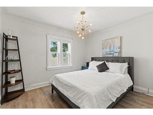 1025 Plains View Avenue, Burlington, ON - Indoor Photo Showing Bedroom