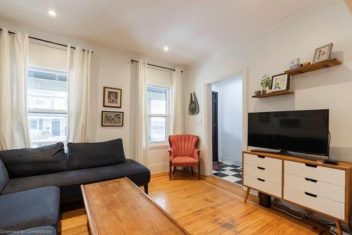 28 Picton Street W, Hamilton, ON - Indoor Photo Showing Living Room