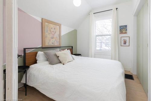 28 Picton Street W, Hamilton, ON - Indoor Photo Showing Bedroom