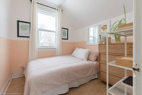 28 Picton Street W, Hamilton, ON - Indoor Photo Showing Bedroom