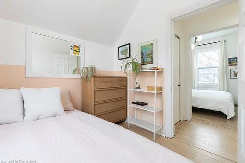 28 Picton Street W, Hamilton, ON - Indoor Photo Showing Bedroom