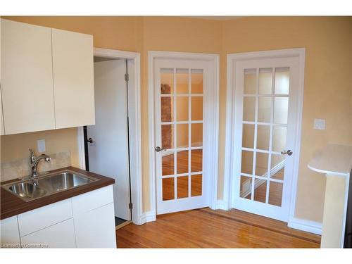 29 Oxford Street, Hamilton, ON - Indoor Photo Showing Kitchen