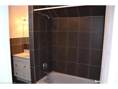 29 Oxford Street, Hamilton, ON - Indoor Photo Showing Bathroom