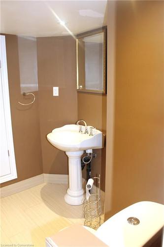 29 Oxford Street, Hamilton, ON - Indoor Photo Showing Bathroom