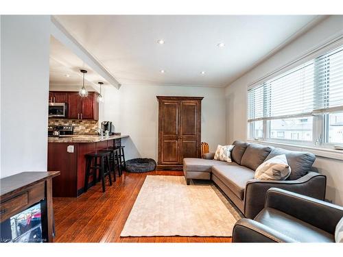 76 Park Row N, Hamilton, ON - Indoor Photo Showing Living Room