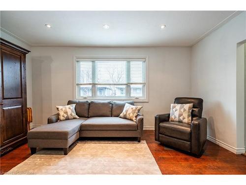 76 Park Row N, Hamilton, ON - Indoor Photo Showing Living Room