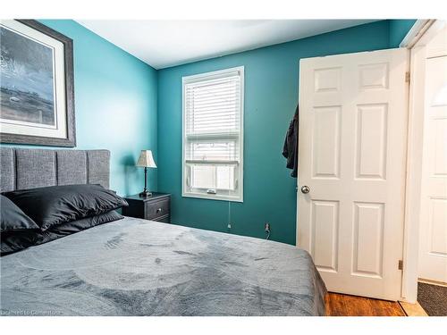 76 Park Row N, Hamilton, ON - Indoor Photo Showing Bedroom