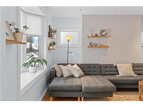 29 Weir Street S, Hamilton, ON - Indoor Photo Showing Living Room