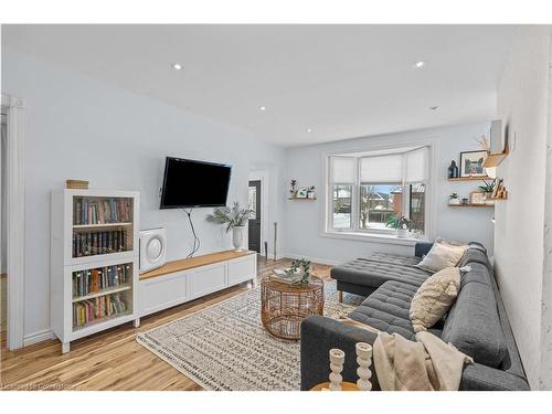 29 Weir Street S, Hamilton, ON - Indoor Photo Showing Living Room