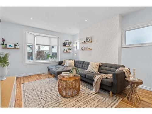 29 Weir Street S, Hamilton, ON - Indoor Photo Showing Living Room