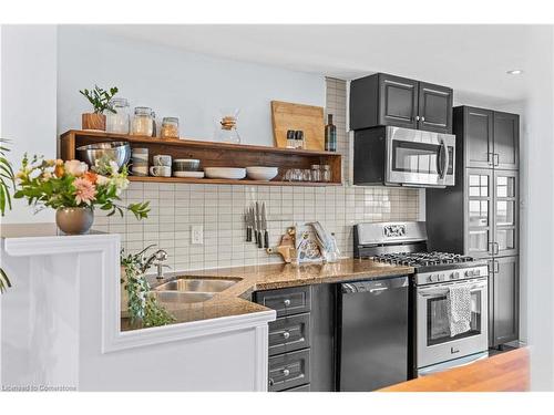 29 Weir Street S, Hamilton, ON - Indoor Photo Showing Kitchen With Double Sink With Upgraded Kitchen