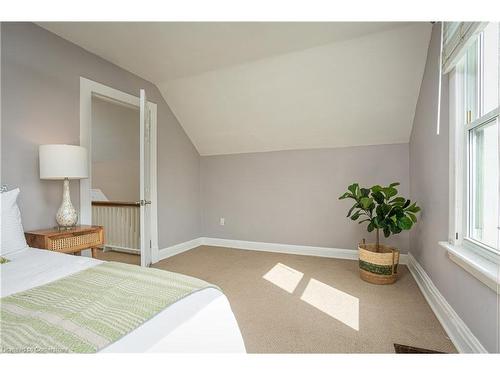 209 Weir Street N, Hamilton, ON - Indoor Photo Showing Bedroom