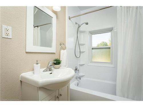 209 Weir Street N, Hamilton, ON - Indoor Photo Showing Bathroom