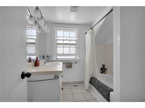 223 Epworth Avenue, London, ON - Indoor Photo Showing Bathroom