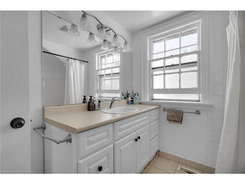 223 Epworth Avenue, London, ON - Indoor Photo Showing Bathroom