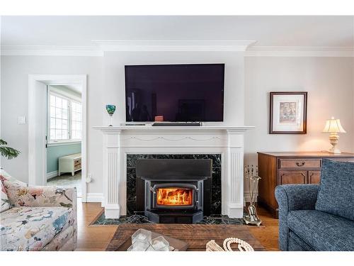 122 Mountain Brow Boulevard, Hamilton, ON - Indoor Photo Showing Living Room With Fireplace