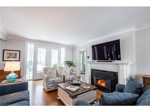 122 Mountain Brow Boulevard, Hamilton, ON - Indoor Photo Showing Living Room With Fireplace